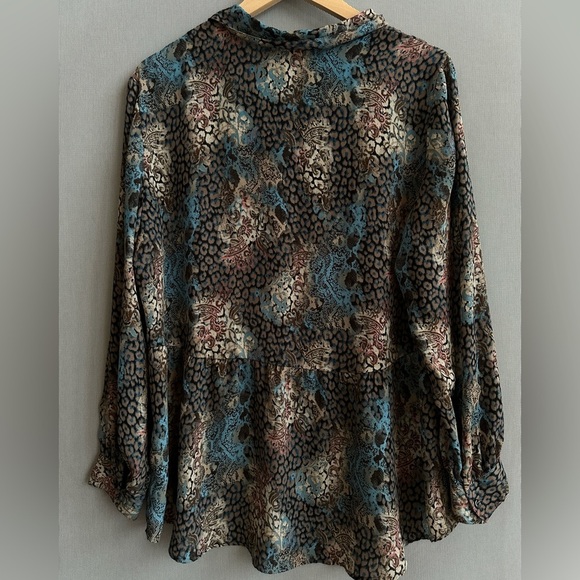 Northern Reflections | Animal Print Button Down Shirt | High Low Shirt - Picture 5 of 7